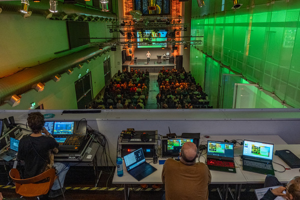Ein Blick von der Technik auf die Bühne.
