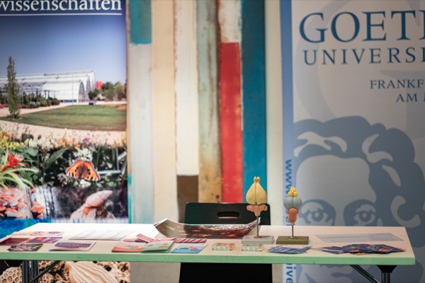 Infotisch der Goethe-Universität mit einem Anschauungsmodell und ausgelegtem Informationsmaterial.
